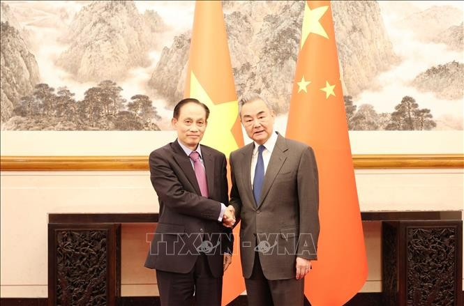 El ministro de Relaciones Exteriores vietnamita, Le Hoai Trung (izquierda), se reúne con su homólogo chino, Wang Yi (Foto: VNA)