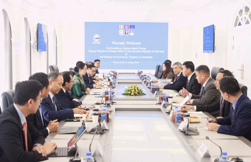 Reunión entre representantes del Ministerio de Relaciones Exteriores de Vietnam y el Ministerio de Comercio de Camboya (Foto: VNA)