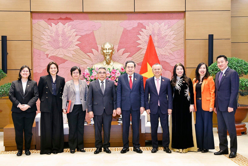El presidente de la Asamblea Nacional, Tran Thanh Man (centro), y el embajador de Filipinas, Meynardo L.B. Montealegre (cuarto, desde la izquierda) (Foto: VNA)