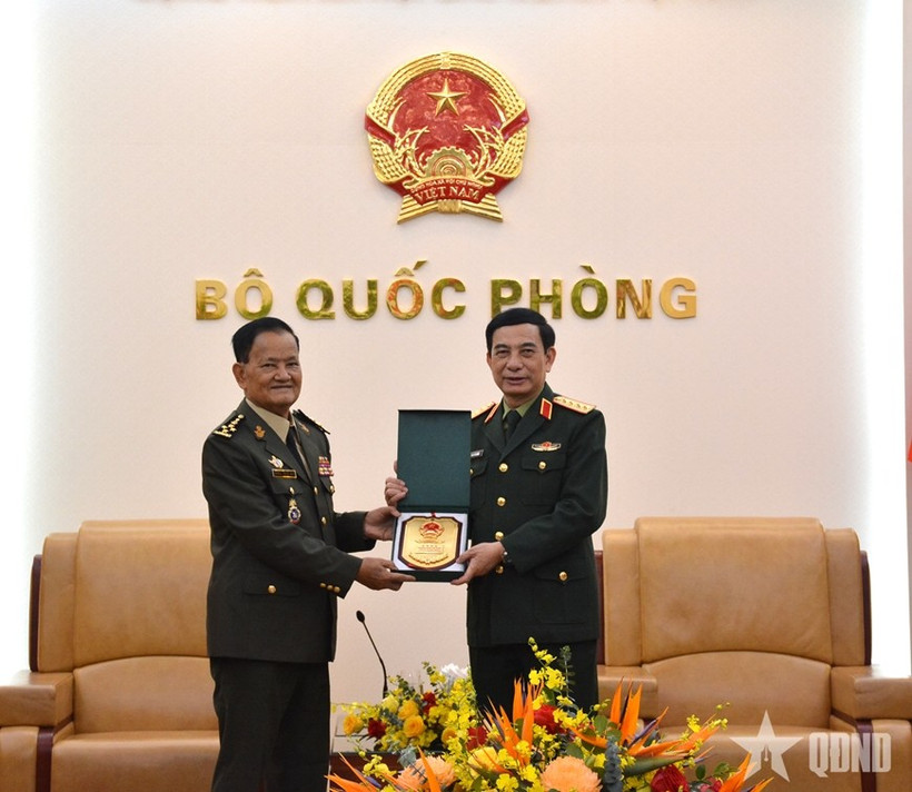 El ministro de Defensa de Vietnam, general Phan Van Giang (derecha), recibe al secretario de Estado en el Ministerio de Defensa camboyano, general Prum Din. (Foto: qdnd.vn)