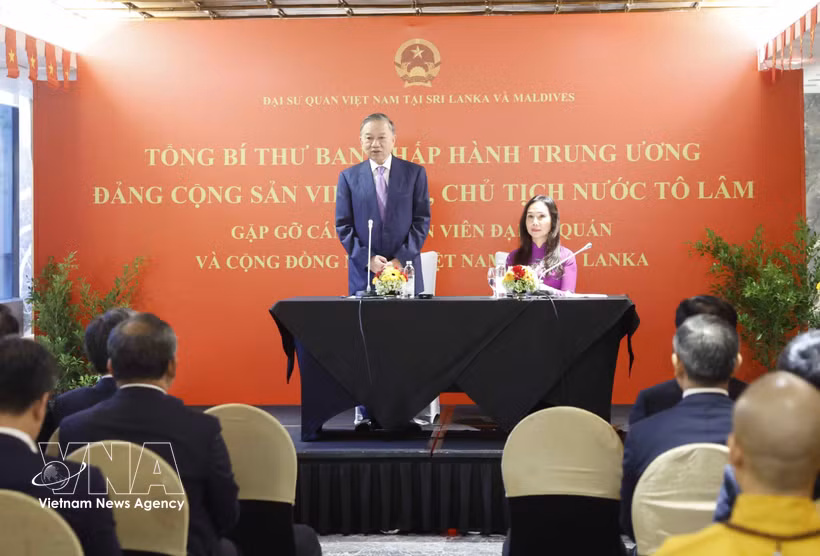 El secretario general del Partido Comunista y presidente de Vietnam, To Lam, se reúne la comunidad de coterráneos en Sri Lanka. (Foto: VNA)