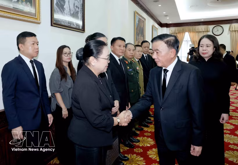 El miembro del Buró Político e integrante permanente del Secretariado del Comité Central del PCV, Tran Cam Tu (segundo por la derecha), expresa sus condolencias a la embajadora de Laos en Vietnam, Khamphao Ernthavanh, el 10 de agosto. (Foto: VNA)