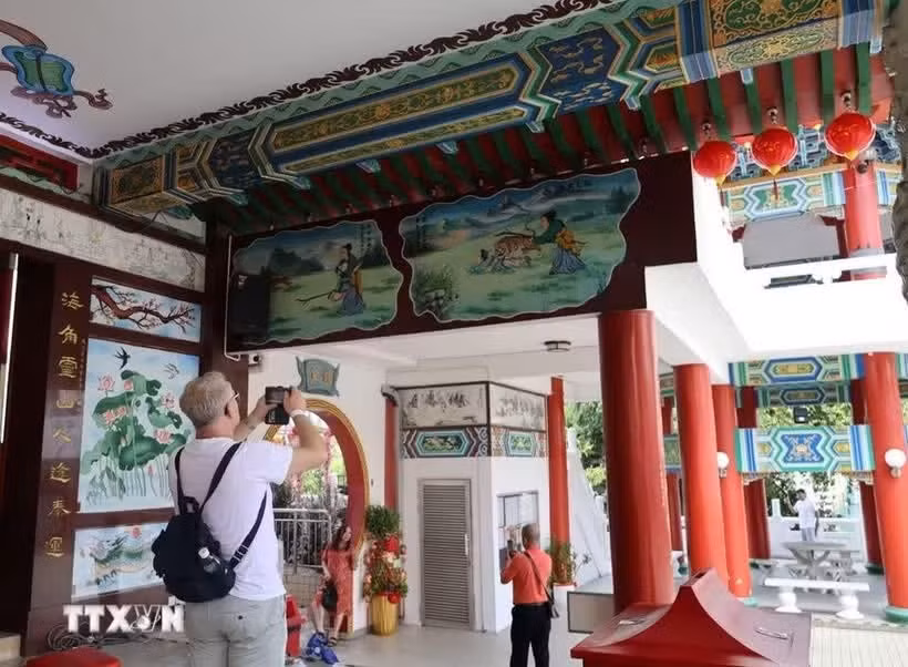 Los visitantes exploran el templo Thean Hou, una de las atracciones culturales y turísticas más populares de Kuala Lumpur. (Foto ilustrativa: VNA)