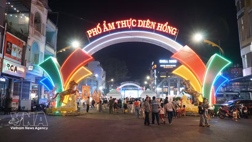 Calle gastronómica Dien Hong, un nuevo atractivo de la vida nocturna de Gia Lai. (Foto: VNA)