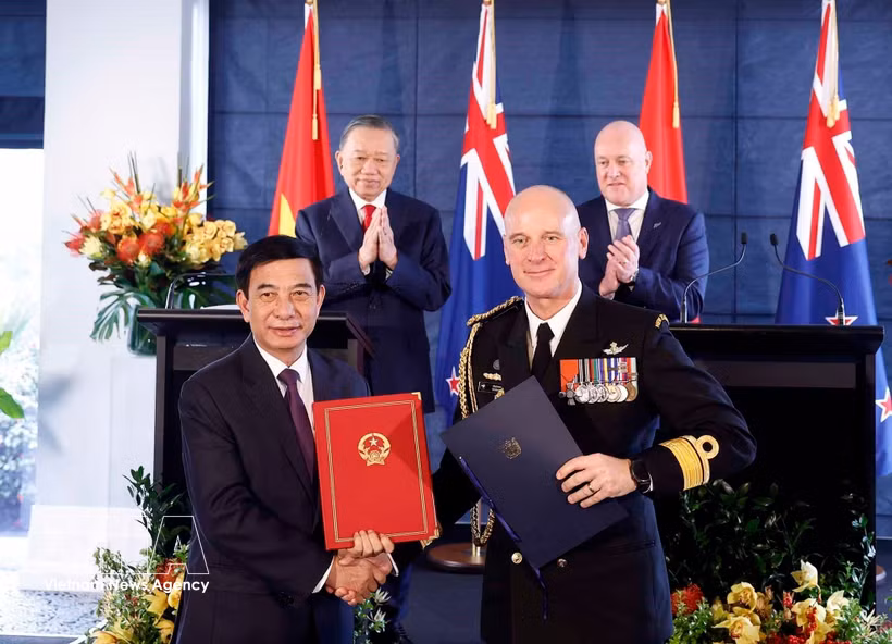 El secretario general del Partido Comunista y presidente de Vietnam, To Lam, y el primer ministro de Nueva Zelanda, Christopher Luxon, presencian el intercambio de documentos de cooperación entre ambos países. (Foto: VNA)