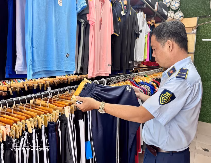 Inspección a un establecimiento comercial en el distrito de Cu Chi, Ciudad Ho Chi Minh. (Foto: VNA)