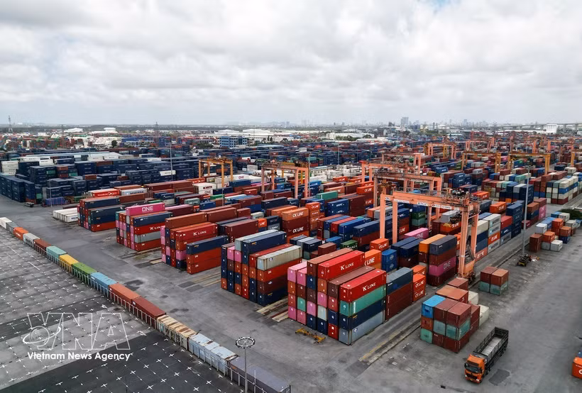 Contenedores de mercancías en el puerto de Tan Vu, ciudad de Hai Phong (Foto: VNA)
