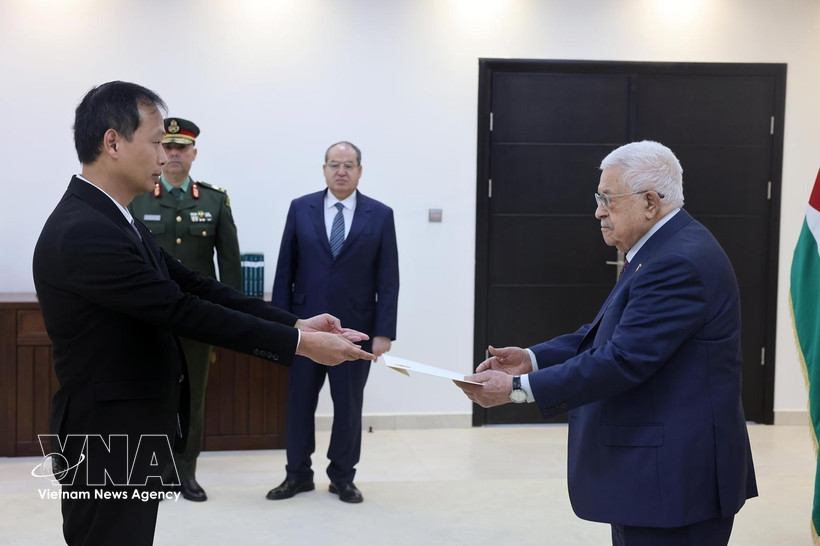 El embajador de Vietnam en Egipto, concurrente en Palestina, Nguyen Nam Duong, presenta las cartas credenciales al presidente palestino, Mahmoud Abbas. (Foto: VNA)