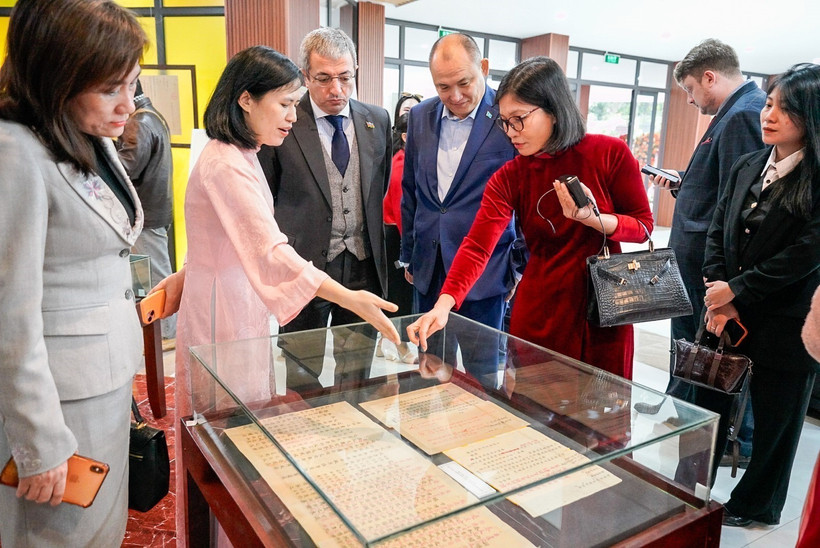 Delegados recorren el espacio donde se presenta el patrimonio documental mundial de Vietnam (Foto: VNA)