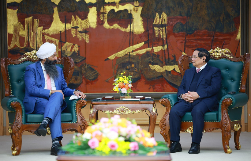 El primer ministro de Vietnam, Pham Minh Chinh, dialoga con Randeep Sarai, secretario de Estado para el Desarrollo Internacional de Canadá (Foto: VNA)