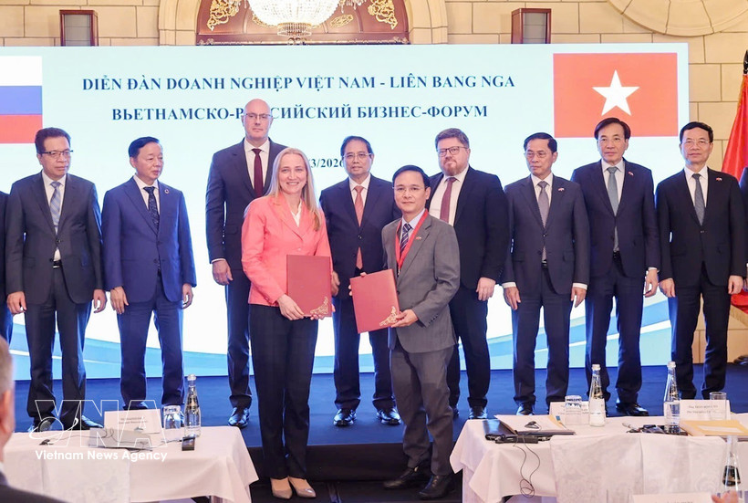 El primer ministro Pham Minh Chinh presencia el intercambio de documentos de cooperación entre empresas vietnamitas y rusas en el foro.(Foto: VNA)