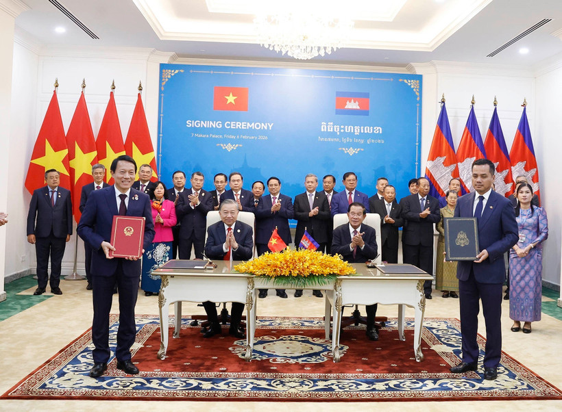 Ceremonia de firma del plan de cooperación entre el Ministerio de Seguridad Pública de Vietnam y el Ministerio del Interior de Camboya (Foto: VNA)