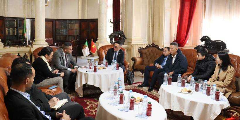 Panorama de la reunión en la Cámara de Comercio e Industria de la provincia argelina de Orán (Foto: VNA)
