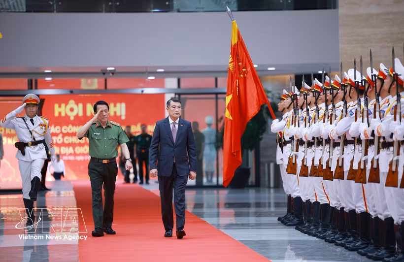El primer ministro de Vietnam, Le Minh Hung, participa en la conferencia del Ministerio de Seguridad Pública (Foto: VNA)