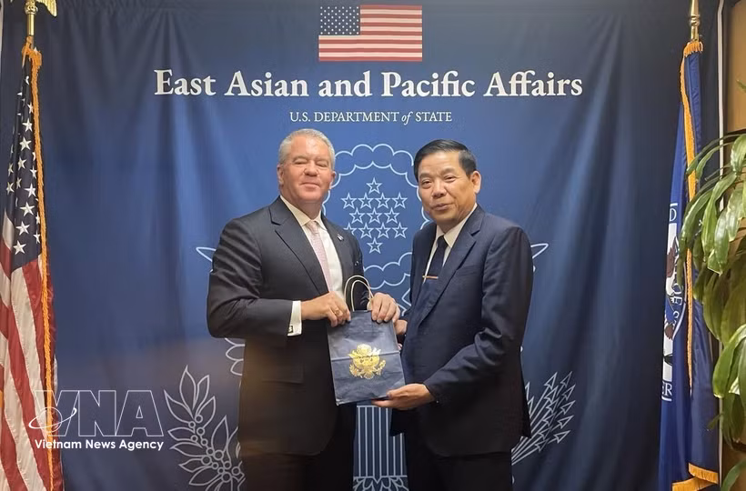 El viceministro vietnamita de Defensa Nacional, Nguyen Van Gau (derecha), y el subsecretario de Estado de Estados Unidos para Asuntos de Asia Oriental y el Pacífico, Michael George DeSombre, durante su reunión del 10 de agosto (Foto: VNA)).