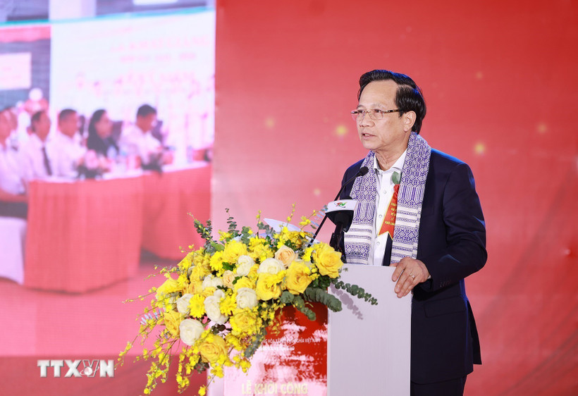 El ministro de Asuntos Étnicos y Religiosos, Dao Ngoc Dung, interviene en la ceremonia de lanzamiento del proyecto de inversión en infraestructura para una escuela preuniversitaria en la región montañosa de Viet Bac, provincia de Thai Nguyen. (Foto: VNA)