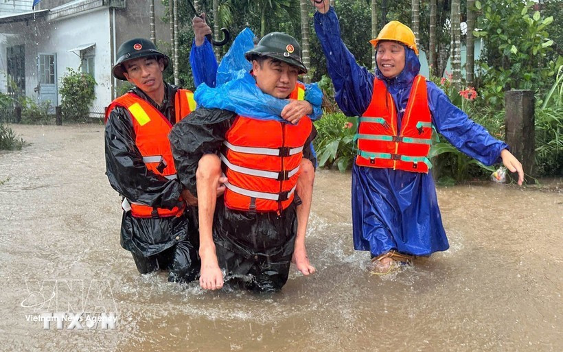 Fuerzas militares rescatan a un residente de una zona inundada. Foto: VNA