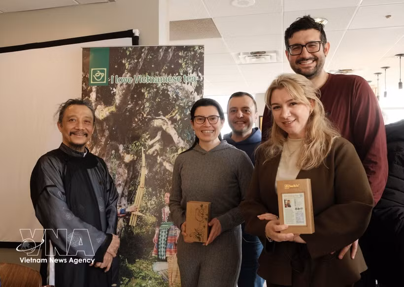 Visitantes en el espacio de degustación de té vietnamita (Foto: VNA)