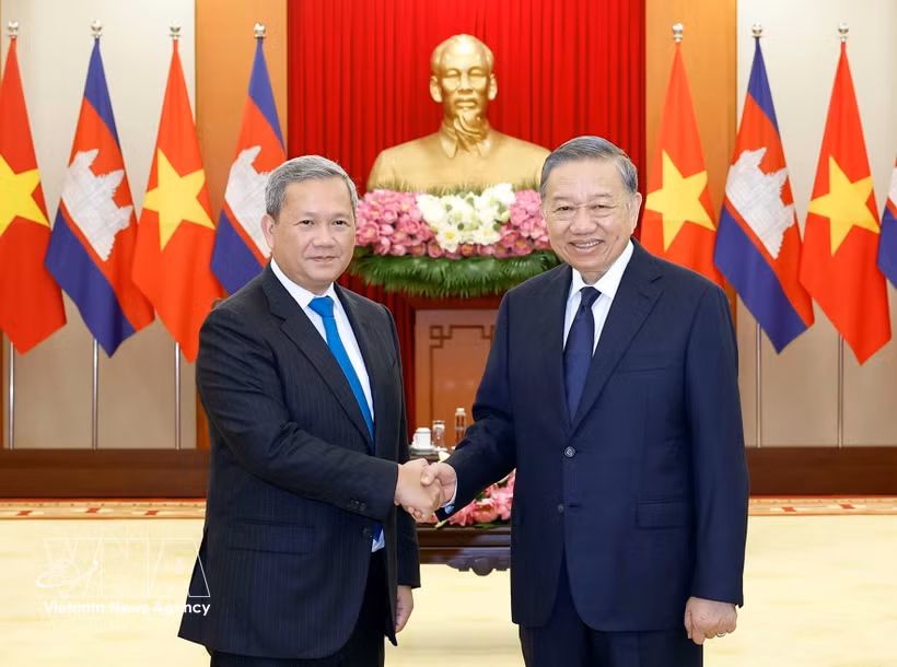 El secretario general del Partido Comunista de Vietnam y presidente de la República, To Lam (derecha), recibe al primer ministro de Camboya, Hun Manet. (Foto: VNA)