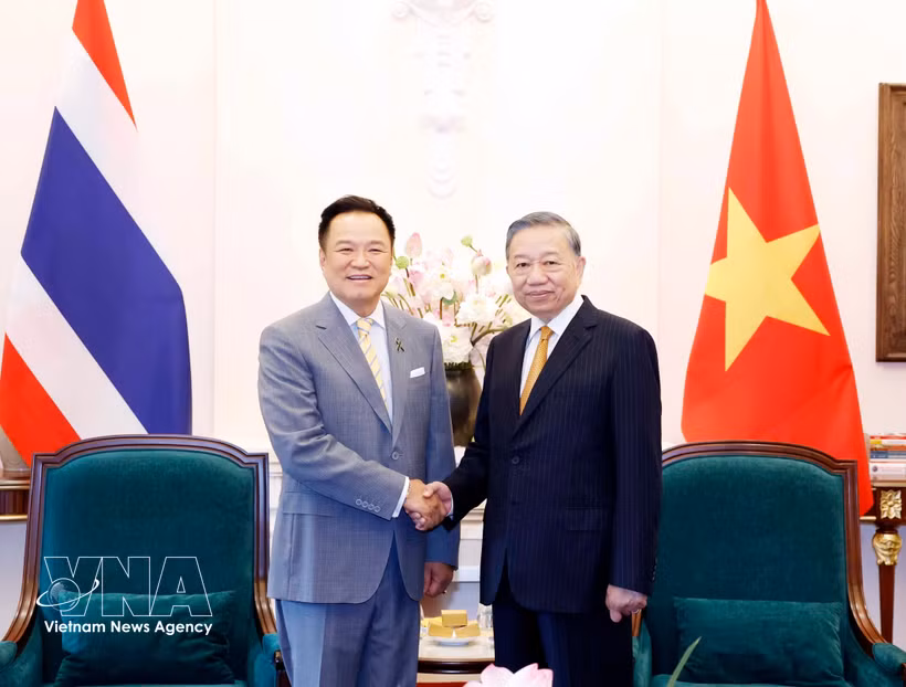El secretario general del Partido Comunista y presidente de Vietnam, To Lam (derecha), recibe al primer ministro de Tailandia, Anutin Charnvirakul. (Foto: VNA)