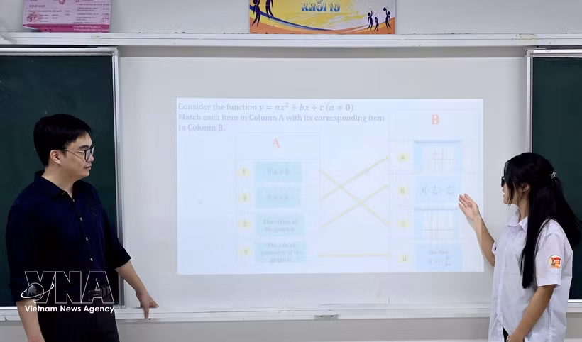 La escuela preuniversitaria Hong Quang experimenta un programa enseñanza de matemáticas en inglés en el curso escolar 2025-2026. (Foto: VNA)