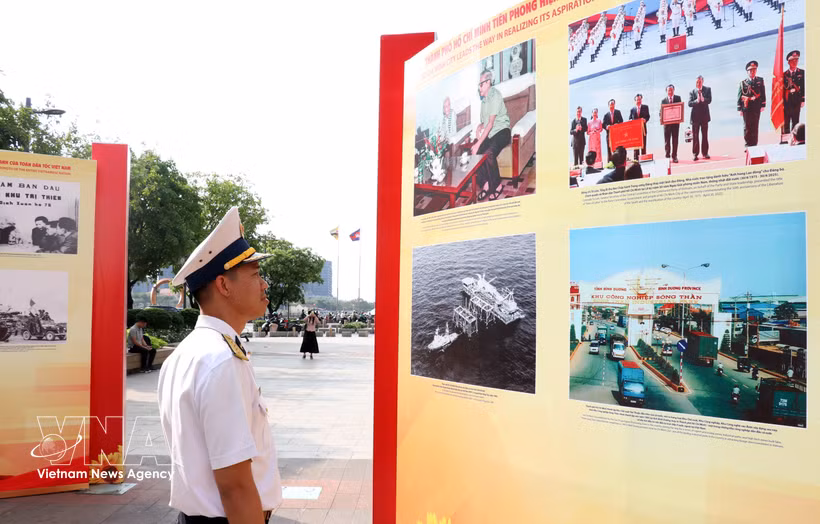 Un oficial visita la exposisión (Foto: VNA)
