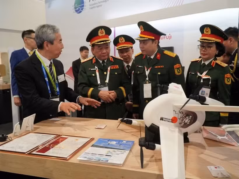 Oficiales vietnamitas participan en Singapore Airshow (Foto: Ministerio de Defensa de Vietnam)