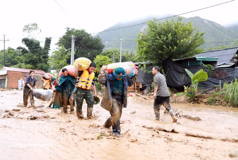 Fuertes inundaciones arrasan zonas residenciales en la comuna de Muong Than, provincia de Lai Chau, causando pérdidas materiales. (Foto: VNA)