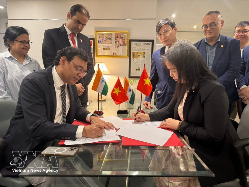 Firma del memorando de entendimiento entre VINASA y SEPC (Foto: VNA)