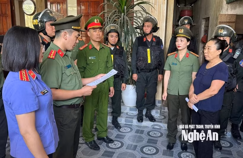 Las autoridades de la provincia de Nghe An ejecutan una orden de detención temporal contra Le Thi Thuy. (Foto: https://baonghean.vn/)
