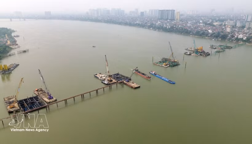 El puente Tran Hung Dao, cuya construcción comenzó en 2025, será una de las siete obras que cruzan el río Rojo, contribuyendo a la redistribución de la densidad de población local. (Foto: VNA)