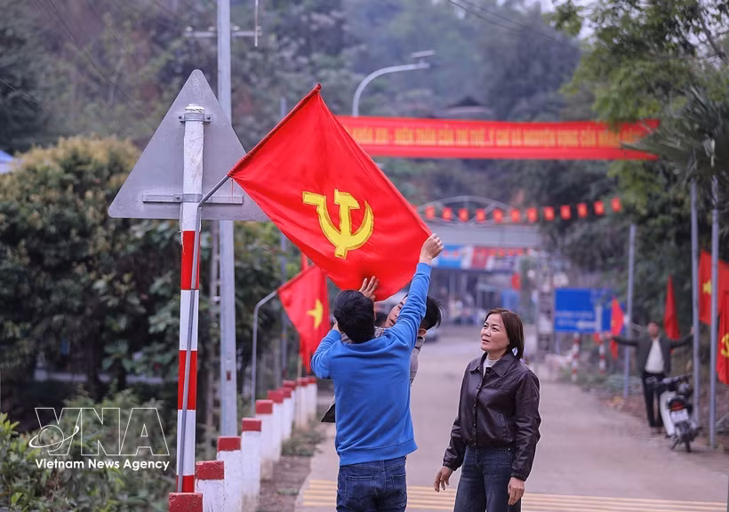 La comuna de Muong Sai (provincia de Son La) luce espléndidamente decorada, preparándose para la gran fiesta nacional. (Foto: VNA)