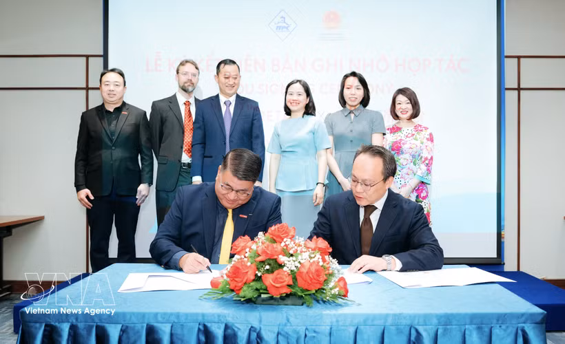 Firma del memorando de entendimiento entre Central Retail Vietnam y Lotte Plaza Market para promover la introducción de productos vietnamitas en la red minorista de esta última en Estados Unidos. (Foto: VNA)