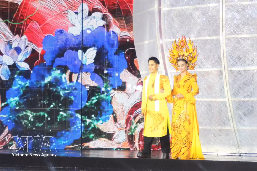 En la ceremonia inaugural del 12.º Festival del Ao Dai de Ciudad Ho Chi Minh, el 6 de marzo. (Foto: VNA)