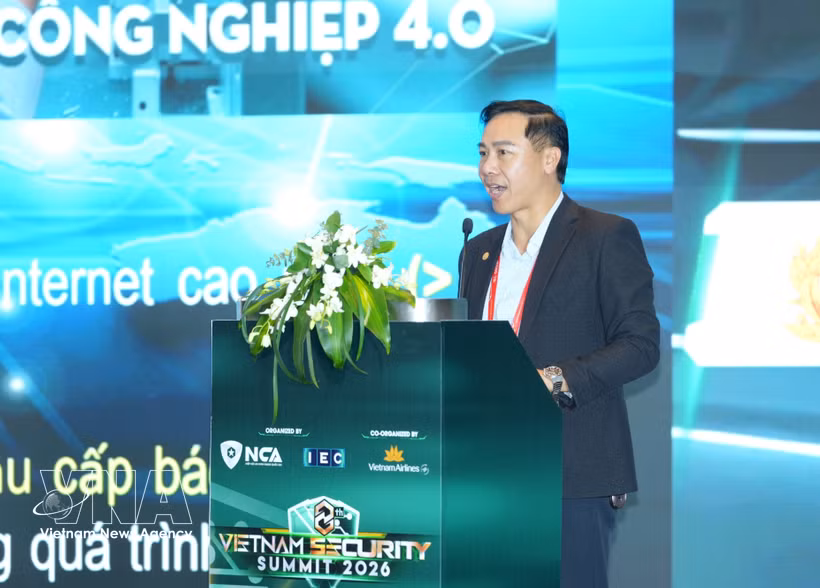 El coronel Nguyen Dinh Do Thi, del Departamento de Ciberseguridad y Prevención de Delitos de Alta Tecnología (A05) del Ministerio de Seguridad Pública, interviene en la cita (Foto: VNA)