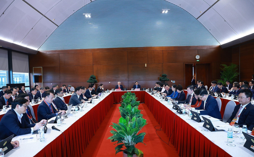 Los delegados debaten los proyectos de documentos presentados al XIV Congreso Nacional del Partido (Foto: VNA)
