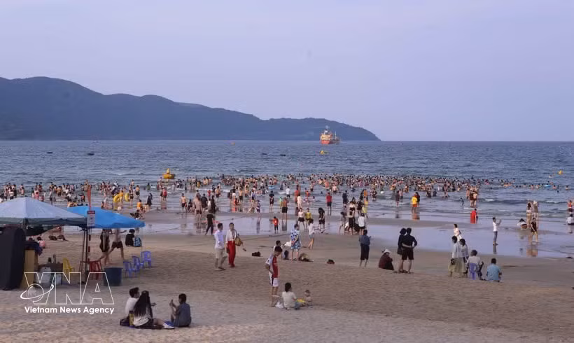 La playa de Da Nang atrae a un gran número de visitantes (Foto: VNA)