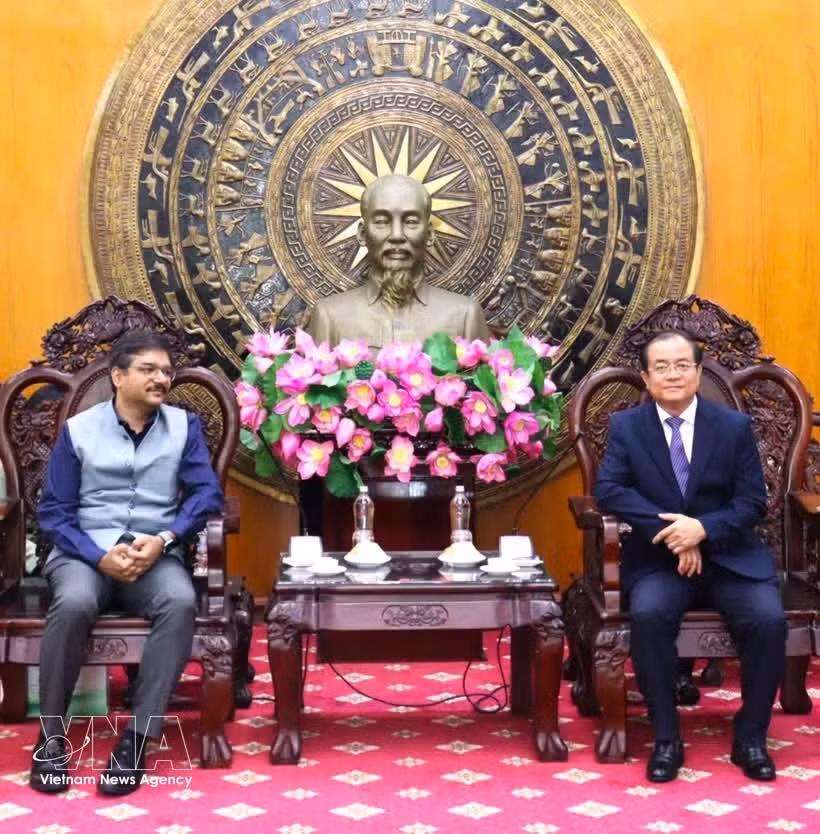 El vicepresidente permanente del Comité Popular de Tay Ninh, Nguyen Hong Thanh (derecha), recibe al cónsul general de la India en Ciudad Ho Chi Minh, Vipra Pandey. (Foto: VNA)