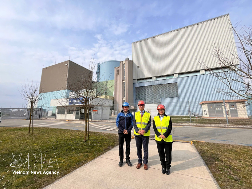 El embajador de Vietnam en Austria y Eslovenia, Vu Le Thai Hoang (centro), visita la central nuclear de Krško. (Foto: VNA)