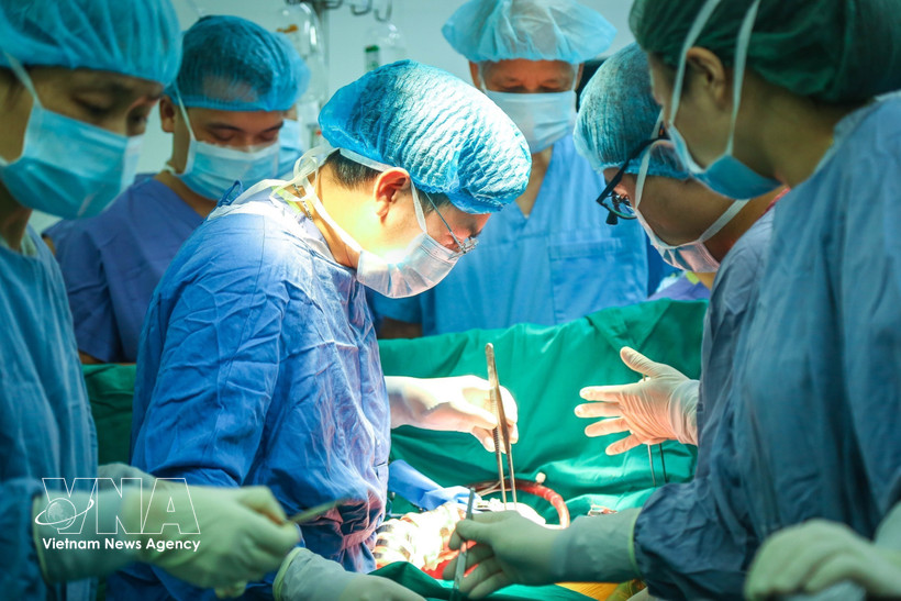 El primer trasplante multiorgánico con técnica dominó en el país se realizó en el Hospital de Amistad Vietnam-Alemania, el 13 de marzo de 2026. (Foto: VNA)