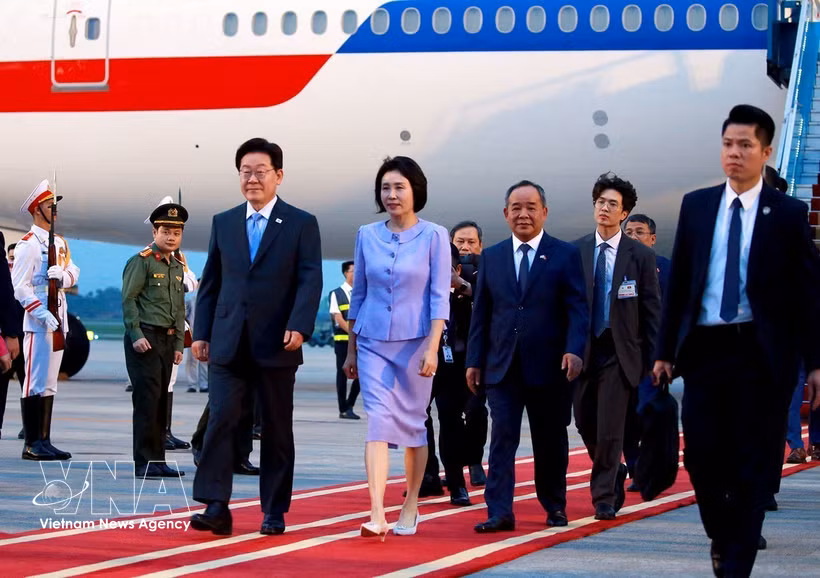 El presidente de Corea del Sur, Lee Jae-myung, y su cónyuge llegan a Hanoi. (Foto: VNA)