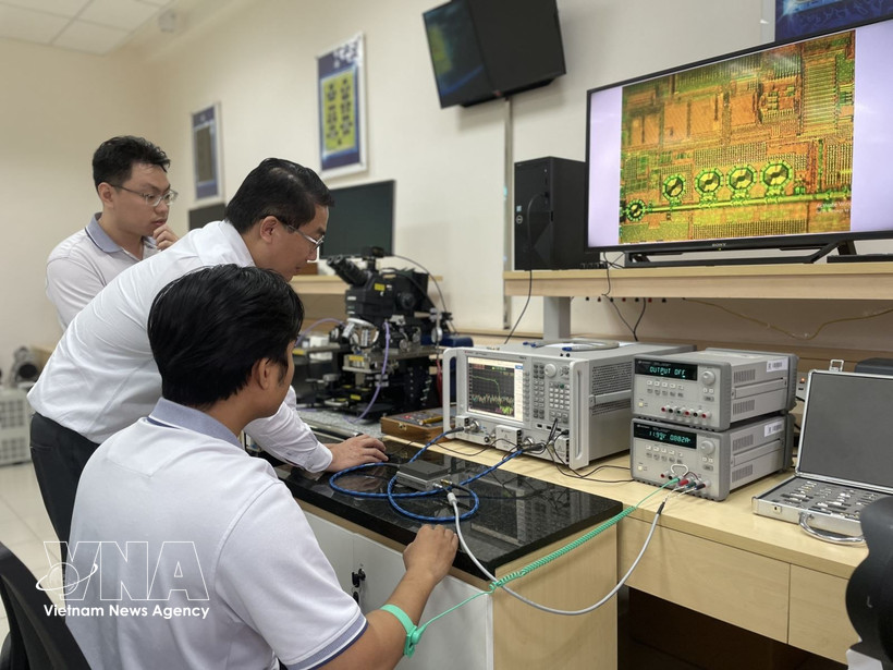 Un laboratorio de microcircuitos y sistemas de alta frecuencia de la Universidad de Tecnología de Ciudad Ho Chi Minh (Foto: VNA)