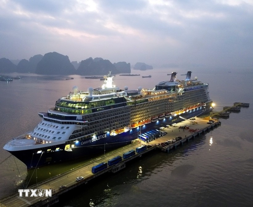 El crucero Celebrity Solstice, con bandera maltesa y con 3.016 pasajeros a bordo, atracó en el puerto internacional de Ha Long, barrio de Bai Chay, provincia de Quang Ninh. (Foto: VNA)