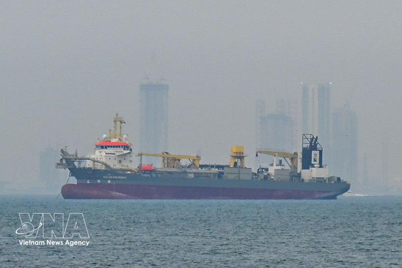 Un buque mercante permanece anclado frente a la costa de Dubái (Emiratos Árabes Unidos), mientras el tráfico marítimo se ve interrumpido en el estrecho de Ormuz el 2 de marzo de 2026. (Foto: AA/VNA)