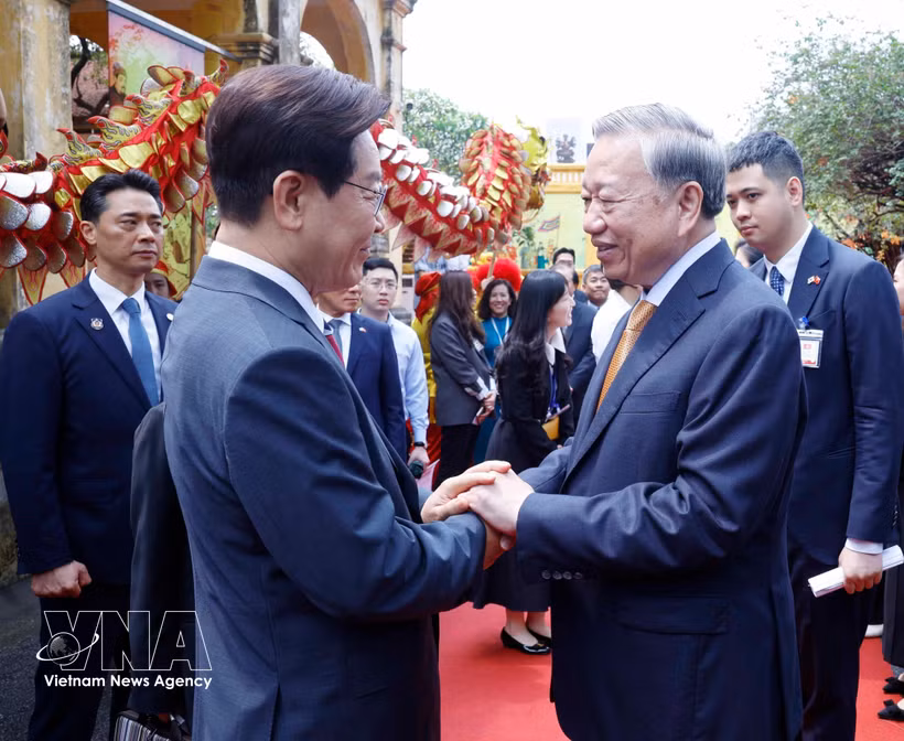 El secretario general del Partido Comunista y presidente de Vietnam, To Lam (derecha), se despide del presidente de Corea del Sur, Lee Jae Myung. (Foto: VNA)