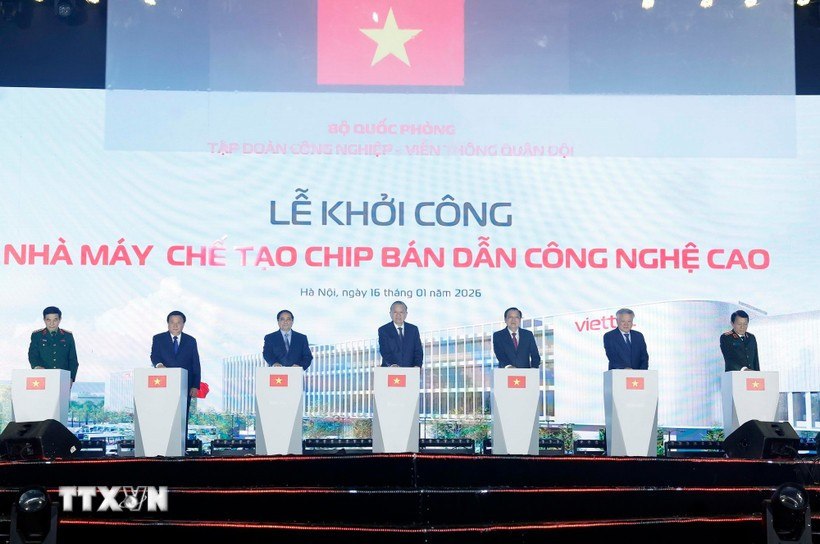 El secretario general del Partido Comunista de Vietnam, To Lam, el primer ministro Pham Minh Chinh y otros delegados dan inicio a la construcción de una planta de fabricación de chips semiconductores de alta tecnología. (Foto: VNA)