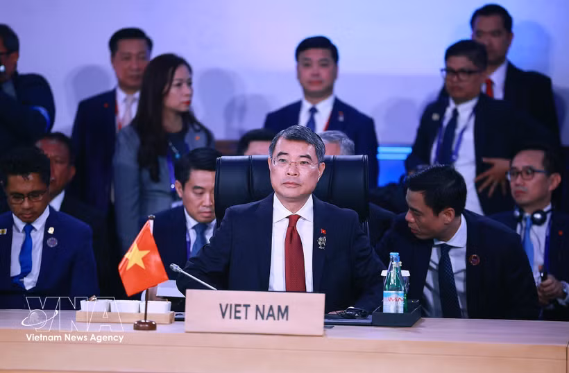 El primer ministro de Vietnam, Le Minh Hung, participa en la sesión plenaria de la 48.ª Cumbre de la ASEAN en Cebú, Filipinas. (Foto: VNA)