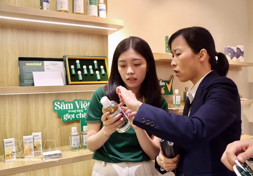 Visitantes observan productos en el espacio de exposición y transmisión en vivo "Vitalidad de los productos vietnamitas" (Foto: VNA)