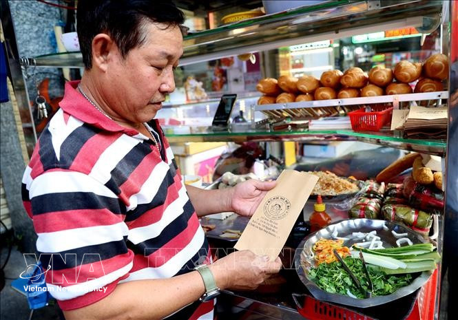 Un puesto de venta de Banh mi en el mercado Tan Dinh, Ciudad Ho Chi Minh (Foto: VNA)