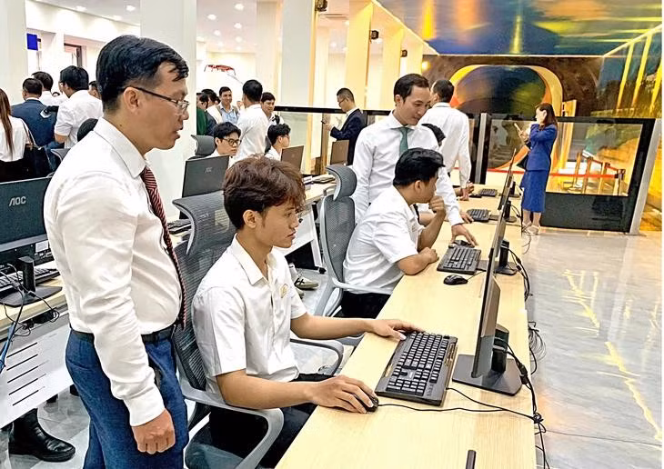 Estudiantes de la Universidad de Transporte de Ciudad Ho Chi Minh practican en la sala de simulación de control y operación de trenes de alta velocidad. (Foto: tuoitre.vn)